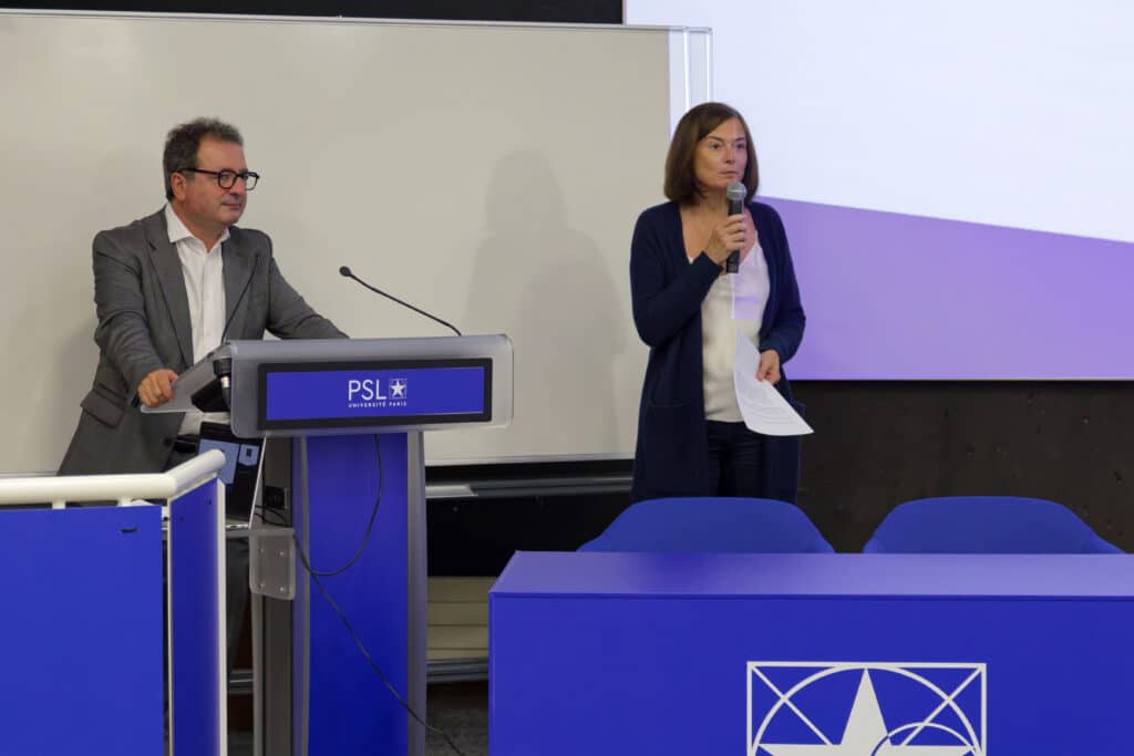 Photo de la prise de parole du président de l'Université de Psl et de la conseillère IA.