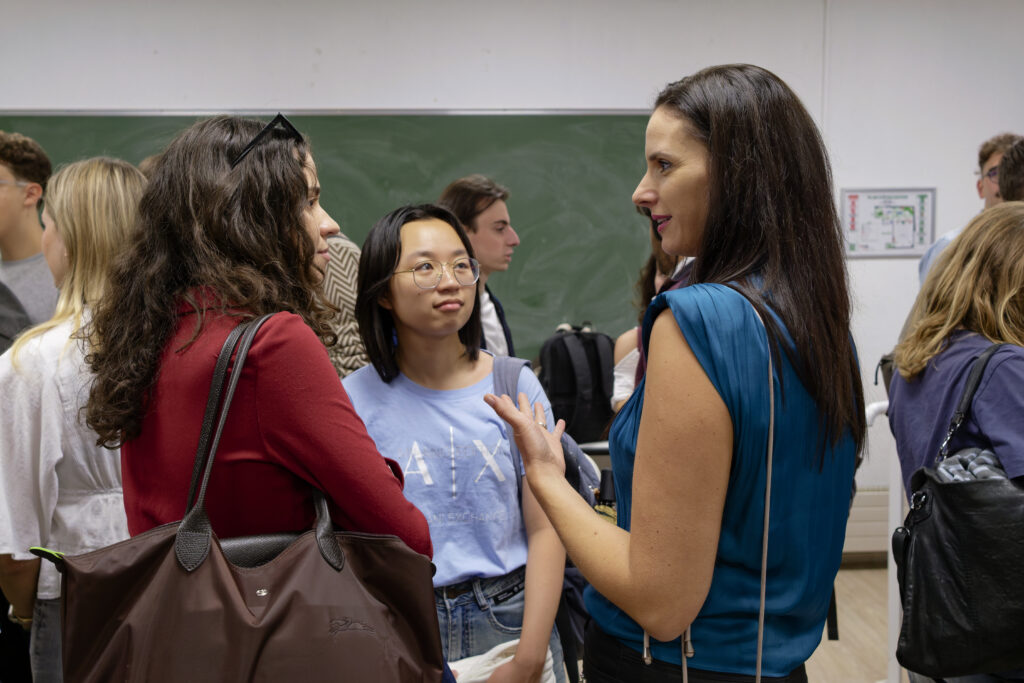 Photo de trois étudiantes de la Paris School of AI qui discutent entre elles au cours de la rentrée scolaire 2025