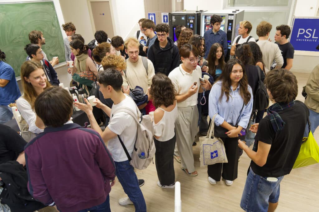 Photos d'étudiants de la Paris School of AI qui discutent entre eux devant des machines à café et distributeurs automatiques.